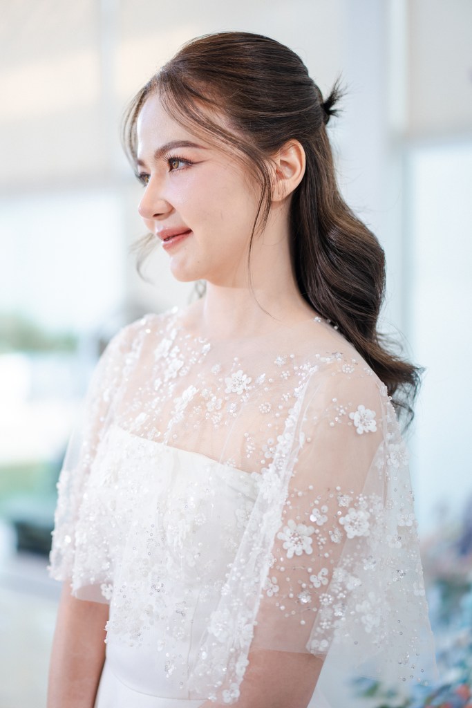 ชุดหมั้นลูกไม้