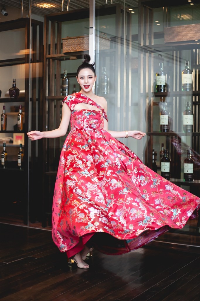 ชุดแต่งงาน Empire waist สำหรับเจ้าสาวเอวไม่ชัด
ชุดแต่งงานเอวสูงช่วยให้เจ้าสาวทรงสี่เหลี่ยมดูสูงเพรียว
ชุดแต่งงาน Empire waist ผ้าพลิ้ว ช่วยพรางช่วงเอว
