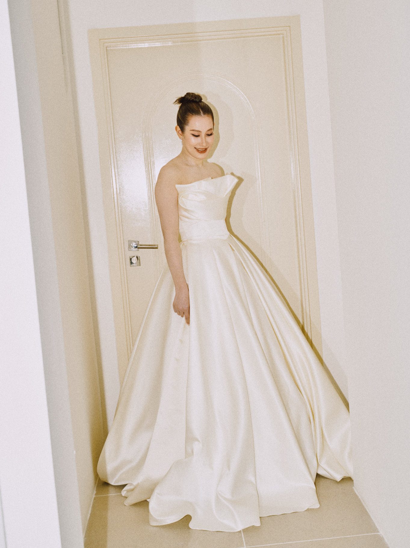 ชุดแต่งงาน Ball gown ช่วยให้เจ้าสาวเอวชัดดูเอวเล็กมาก
เจ้าสาวใส่ชุดเจ้าหญิงกระโปรงฟูสำหรับงานโรงแรม
ชุดแต่งงานทรงเจ้าหญิง Ball gown หรูหราสำหรับงานเย็น
ชุดแต่งงาน Ball gown มุมด้านข้าง เน้นเอวและความอลังการ