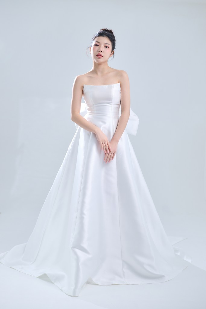 ชุดแต่งงานทรง A-Line สำหรับเจ้าสาวเอวชัด ใส่ได้ทุกงาน
เจ้าสาวเอวชัดใส่ชุดแต่งงาน A-Line เรียบหรู
ชุดแต่งงาน A-Line กระโปรงทูลล์ช่วยให้ดูหวาน
ชุดแต่งงาน A-Line ด้านหลัง ดีเทลกระโปรงพริ้วสวย
ชุดแต่งงาน A-Line คอวีช่วยให้ลุคดูแพง
