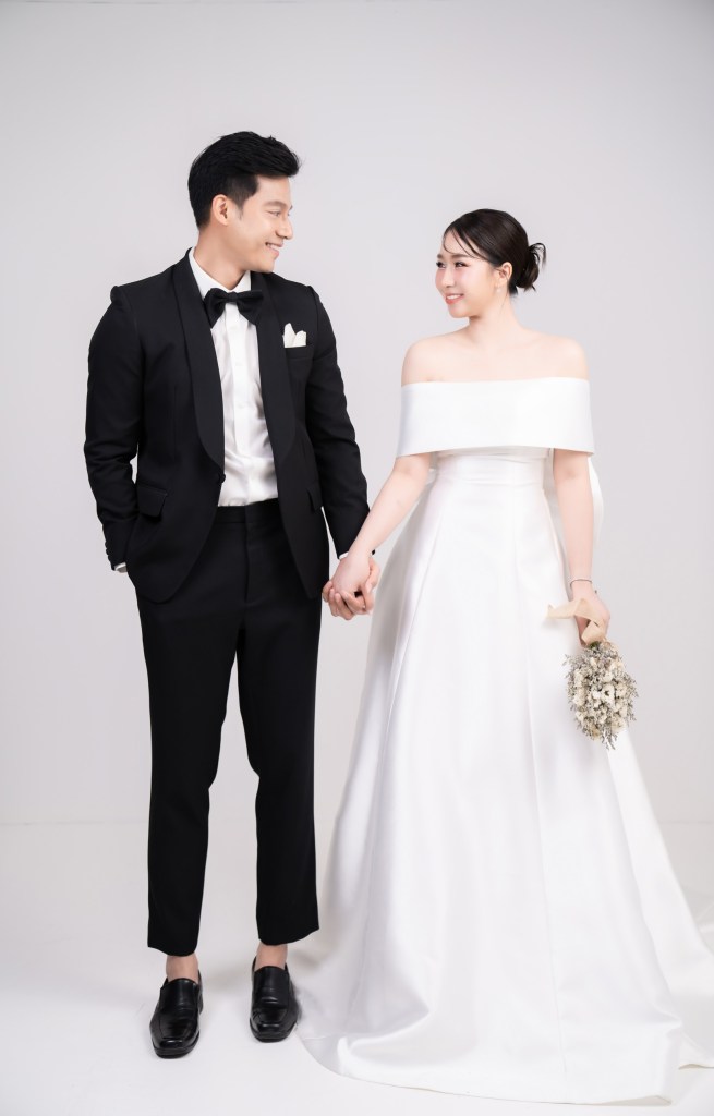 ชุดแต่งงานทรง A-Line สำหรับเจ้าสาวเอวชัด ใส่ได้ทุกงาน
เจ้าสาวเอวชัดใส่ชุดแต่งงาน A-Line เรียบหรู
ชุดแต่งงาน A-Line กระโปรงทูลล์ช่วยให้ดูหวาน
ชุดแต่งงาน A-Line ด้านหลัง ดีเทลกระโปรงพริ้วสวย
ชุดแต่งงาน A-Line คอวีช่วยให้ลุคดูแพง