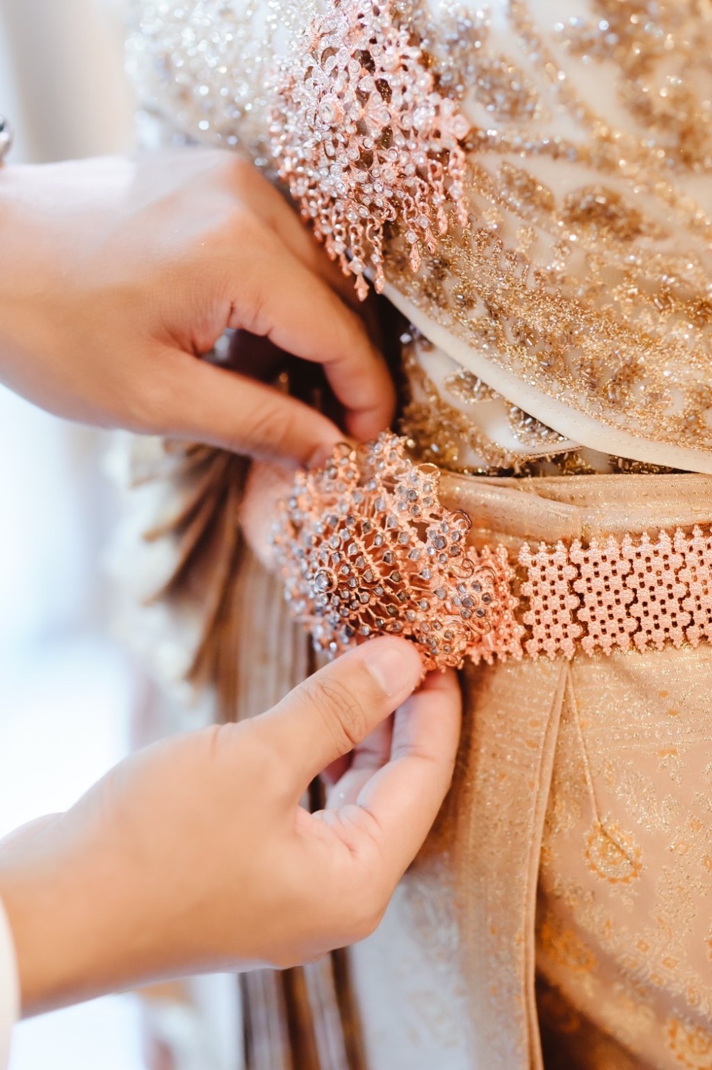 ปั้นเหน่งชุดไทยคืออะไร? รู้จักเครื่องประดับสำคัญของเจ้าสาวไทยที่ใช้คาดเอวเพิ่มความสง่างามให้ชุดไทยพร้อมวิธีเลือกปั้นเหน่งให้เข้ากับชุดเจ้าสาวอย่างลงตัว