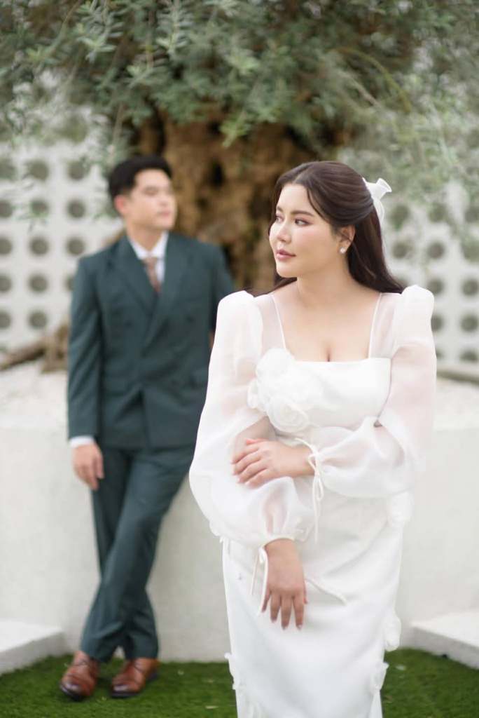 ชุดแต่งงานคอเหลี่ยมช่วยให้หน้าอกใหญ่ดูเรียบร้อย