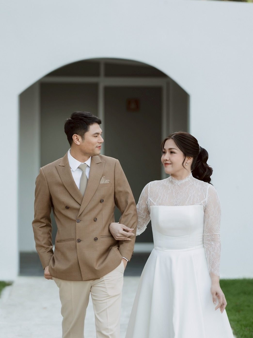 ชุดแต่งงานแขนยาวลูกไม้โปร่งสำหรับเจ้าสาวหน้าอกใหญ่