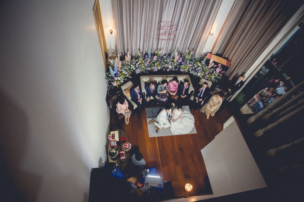 รีวิวบรรยากาศ “งานแต่งในบ้าน” กับชุดแต่งงานที่เต็มไปด้วยความอบอุ่น