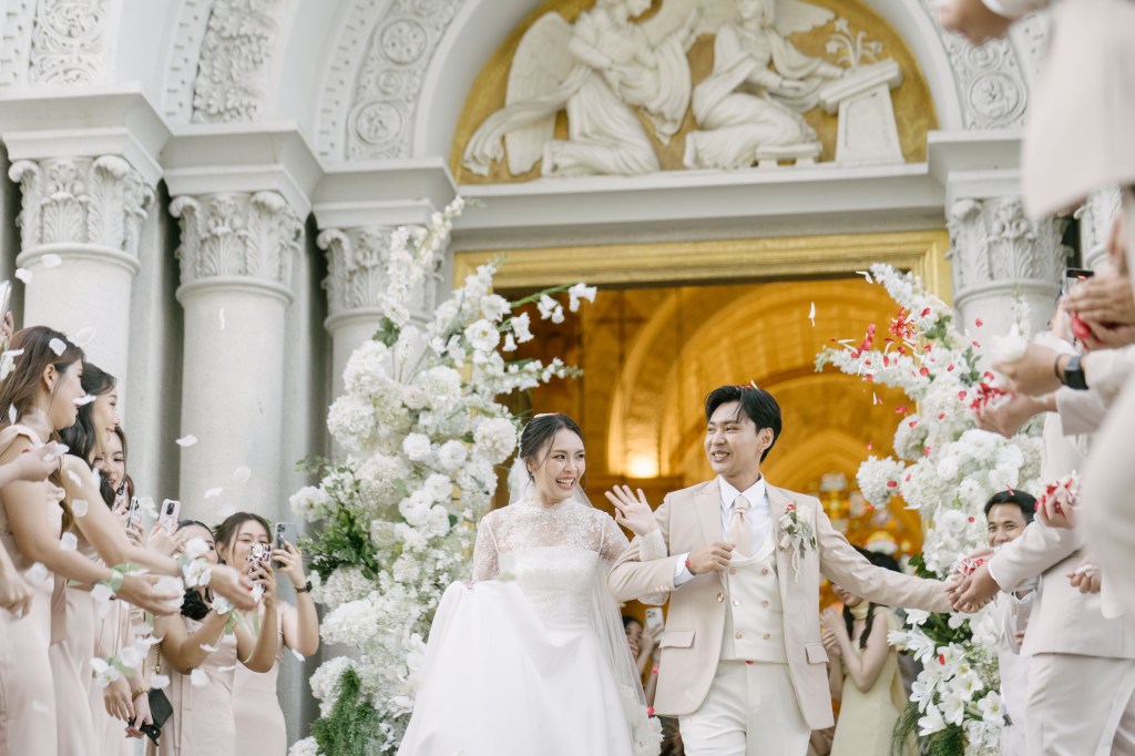 สู่วันสำคัญของความรักและศรัทธา กับชุดแต่งงานในโบสถ์คาทอลิคที่สง่างามและงดงาม