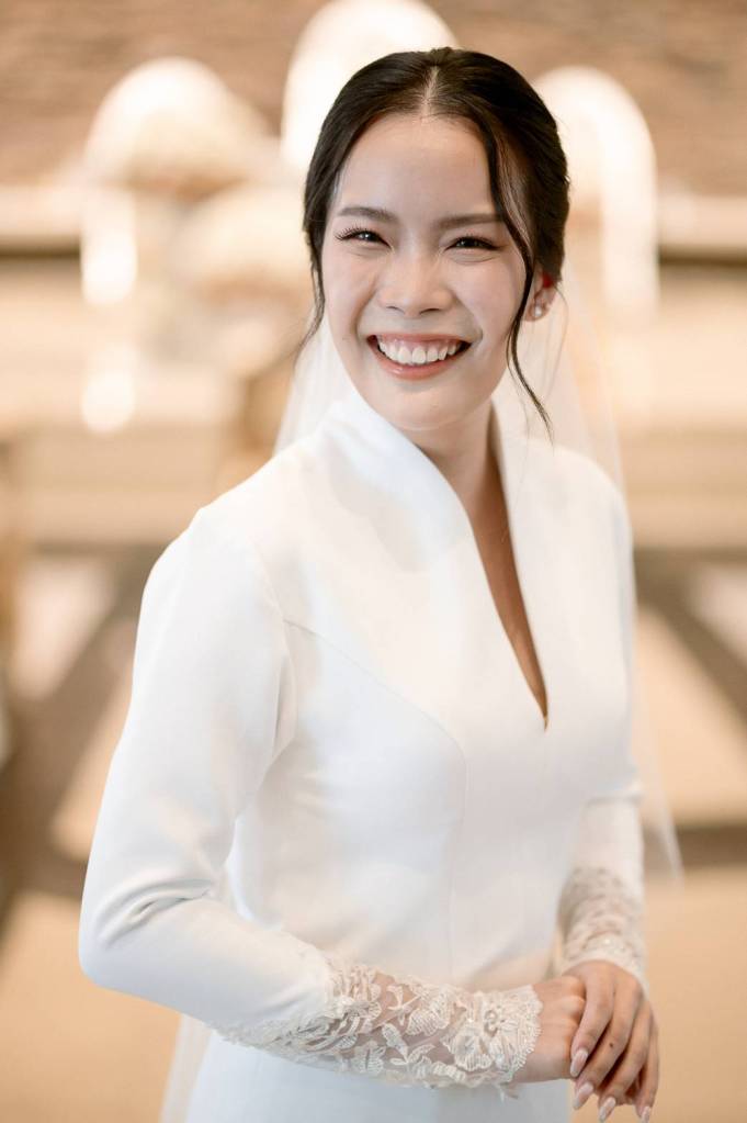 ชุดแต่งงานแขนยาวเรียบ